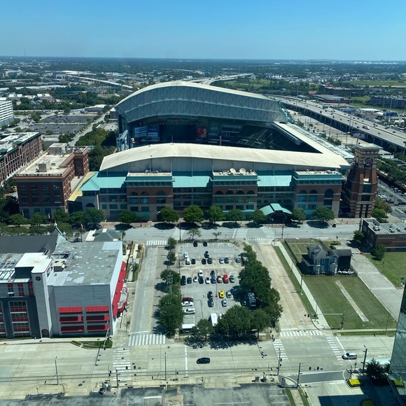 Meet your Posher, Cynthia - Picture 2 of 10